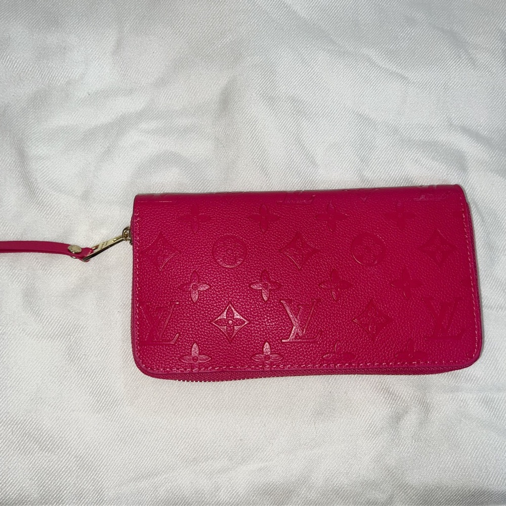 LV WALLET NEVER USED